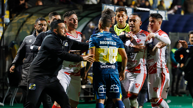 Luis Montes fue expulsado por una gresca en el entretiempo del duelo con Copiapó