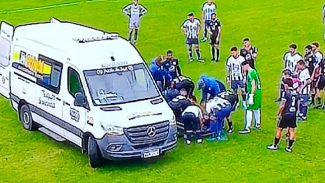 Futbolista se desvaneció en pleno partido y fue atendido por una ambulancia