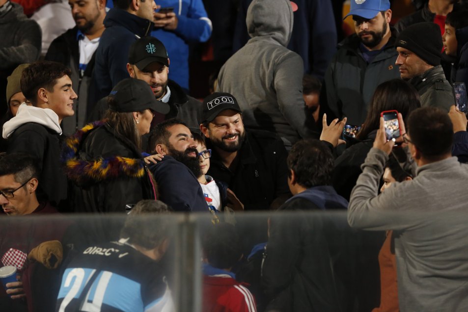 Presidente Boric compartió con hinchas en su visita al Estadio Santa Laura