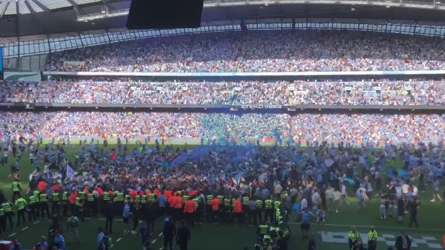 Hinchas de Manchester City invadieron la cancha en los festejos por el título en el Estadio Etihad