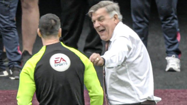 En pleno partido: El hilarante intento de “soborno” del DT de Leeds al cuarto árbitro