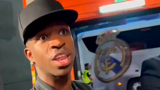 “¿Eres tonto?”: Vinicius se enojó con pregunta de periodista luego de insultos en su contra