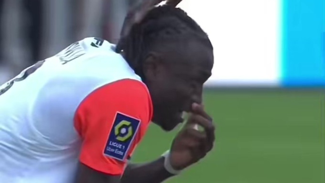 Impactante: Futbolista rompió en llanto en plena cancha por la muerte de su madre