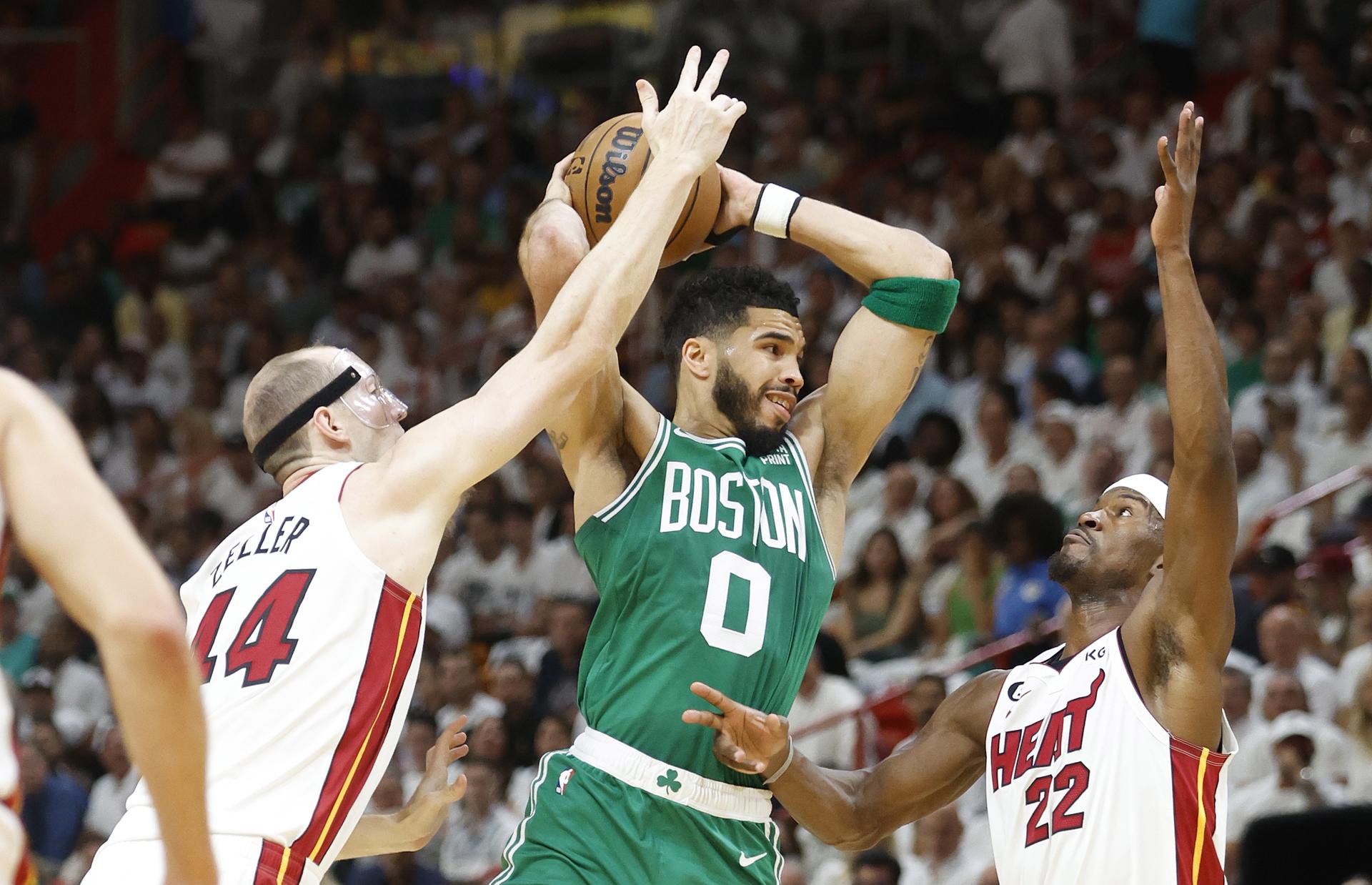 Boston Celtics tumbó a los Heat en Miami y se ilusiona con una remontada en la final del Este