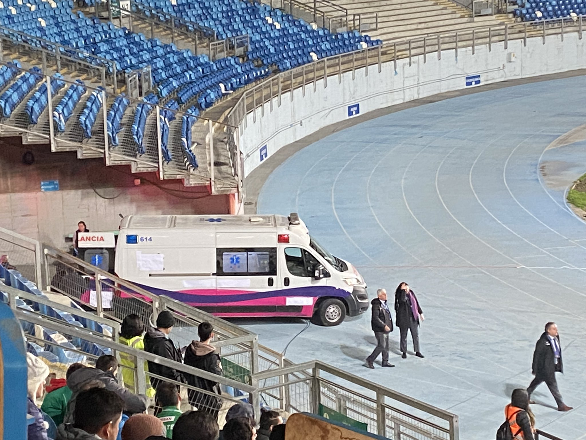 Gonzalo Ríos fue trasladado en ambulancia a un centro asistencial tras cabezazo con defensa de Santos