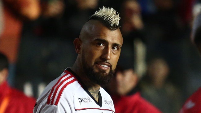 [VIDEO] Arturo Vidal recibió duros insultos y enfrentó a un hincha en el regreso de Flamengo