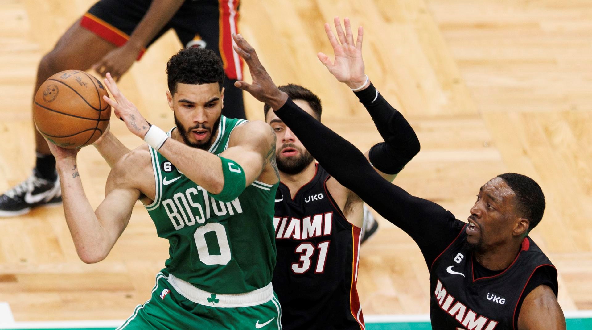 Boston Celtics aplastó a Miami Heat y sueña con la remontada en la final del Este