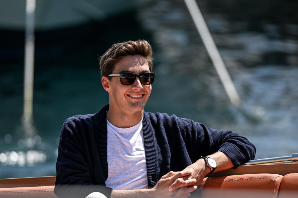 Lewis Hamilton y George Russell llegaron en yate a las primeras prácticas del GP de Mónaco