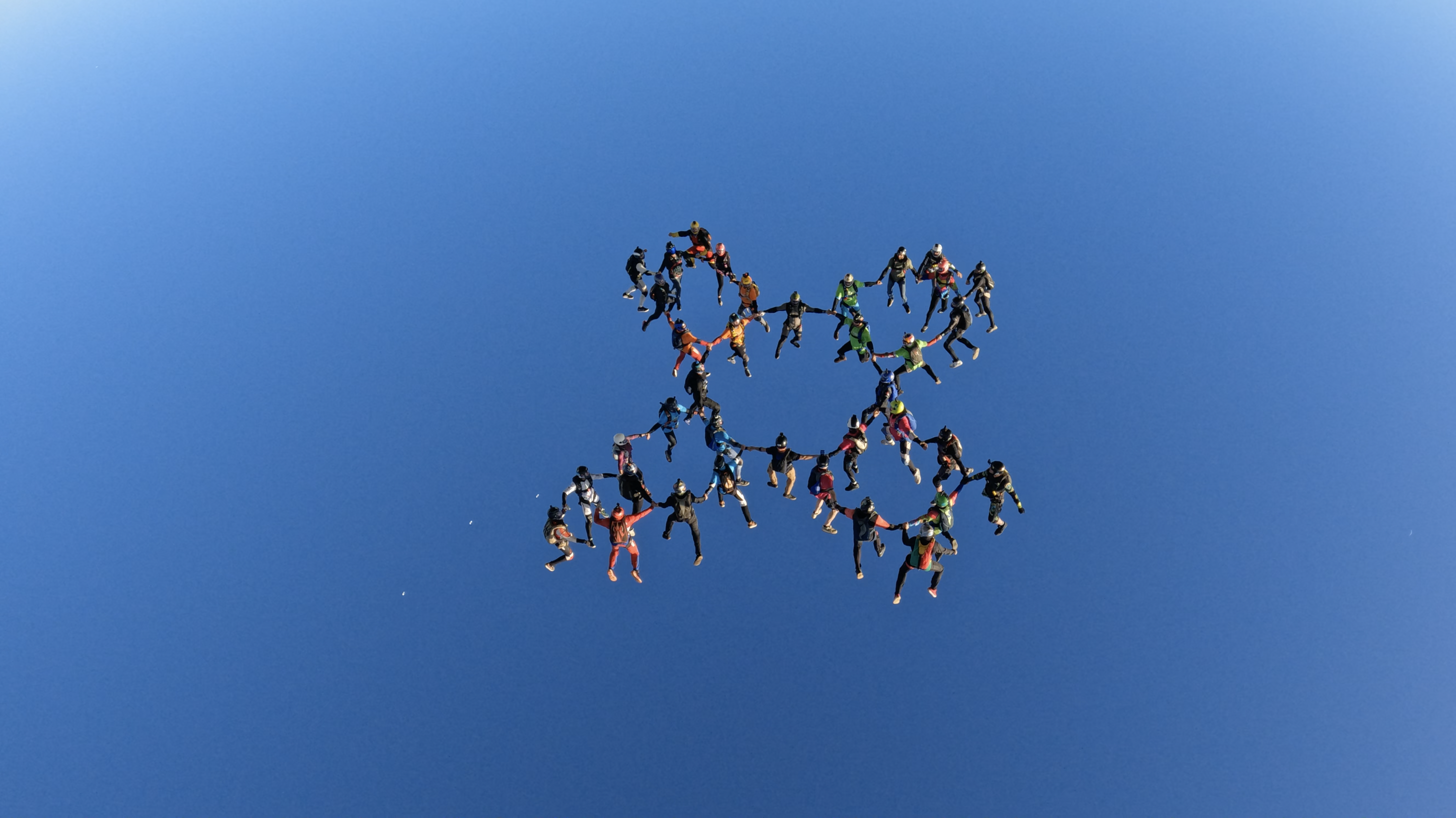 Sebastián Alvarez rompió récord sudamericano en salto de paracaidismo en formación