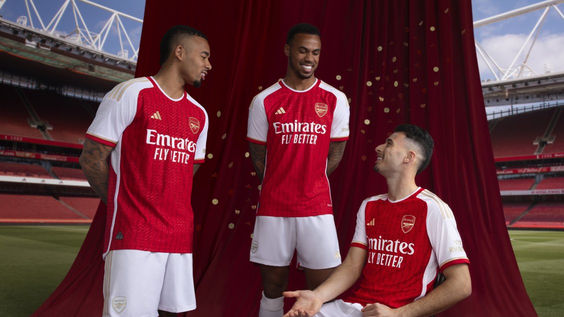 Arsenal lanzó su nueva camiseta con la que regresarán a la Champions tras seis años