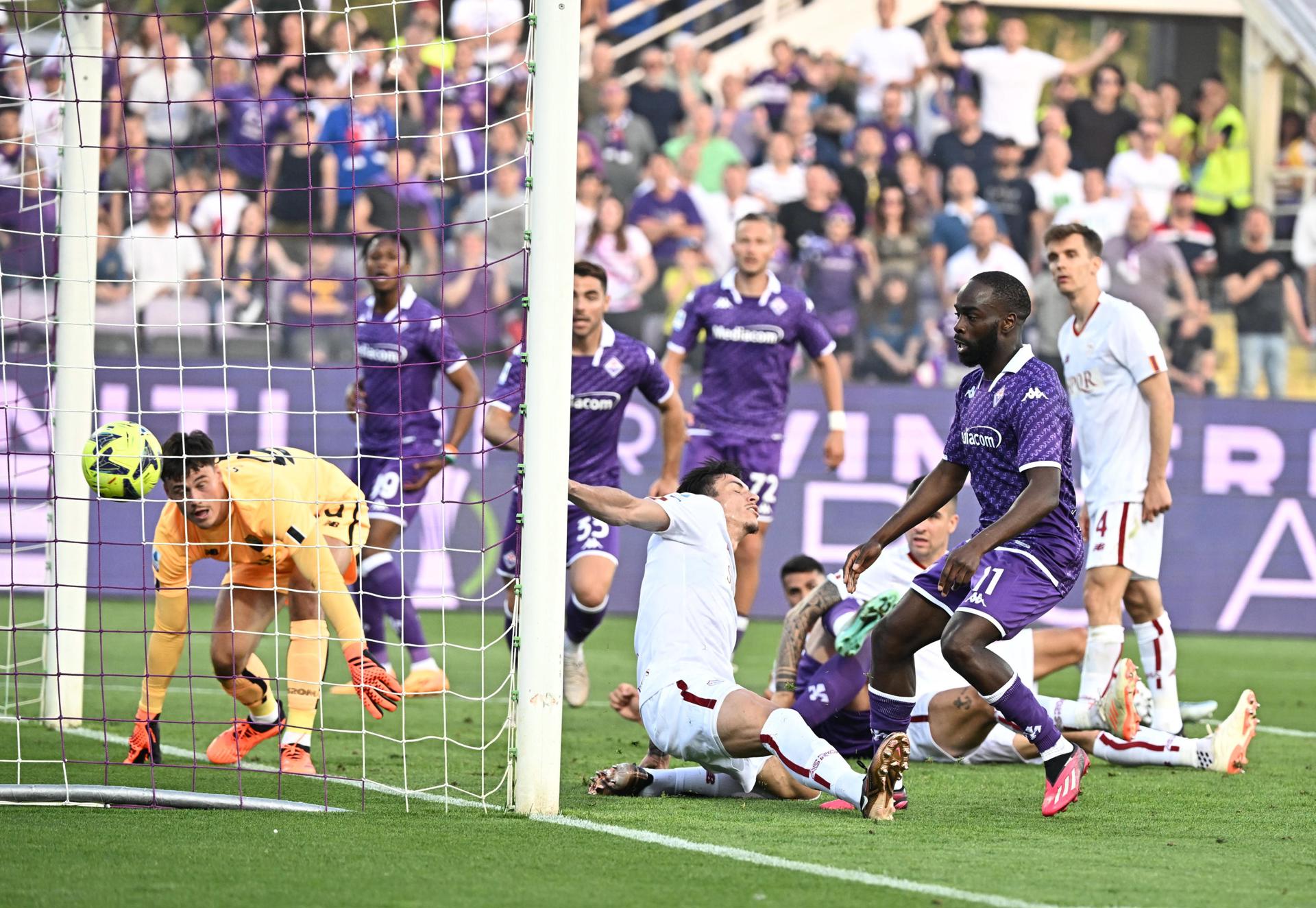 Fiorentina amargó a Mourinho con agónica remontada sobre Roma