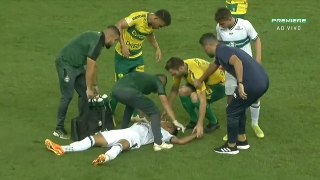 ¡Tremendo susto! Compañero de Kuscevic se desmayó en pleno partido de Coritiba y salió en ambulancia