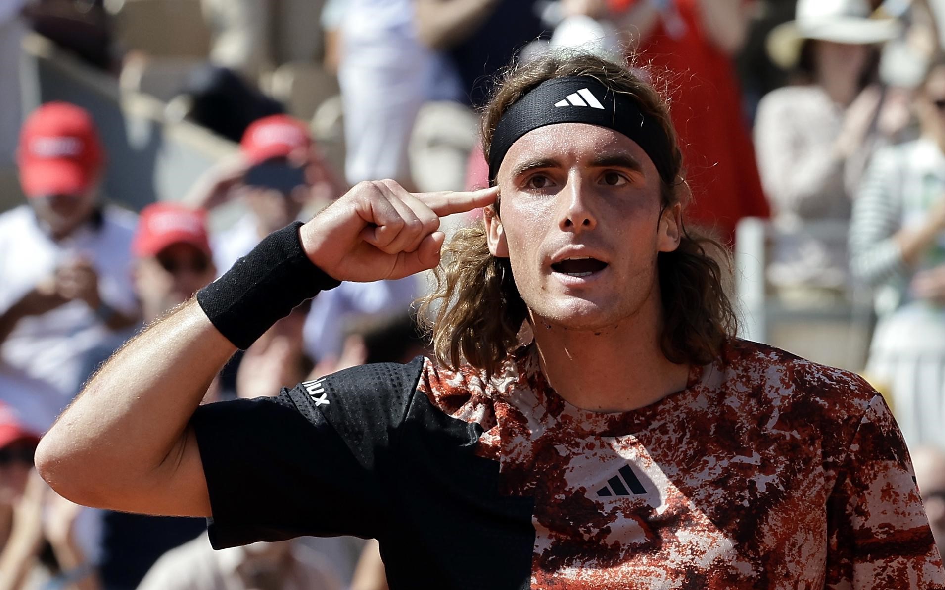 Stefanos Tsitsipas y Andrey Rublev debutaron con exigidos triunfos en Roland Garros