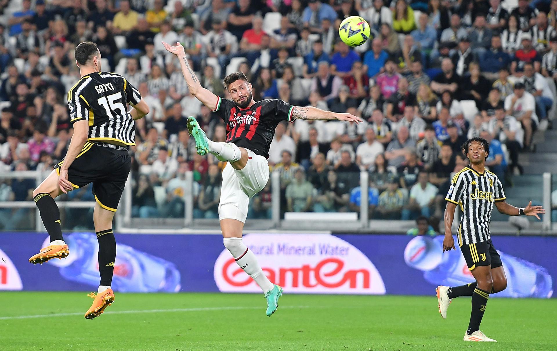 AC Milan tumbó a Juventus con gol de Giroud y selló su clasificación a Champions