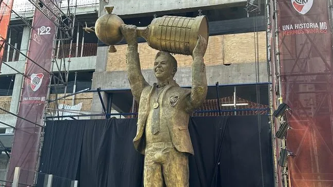 Escultora explicó la viral estatua de Gallardo: “Me pidieron específicamente exagerar esa parte”