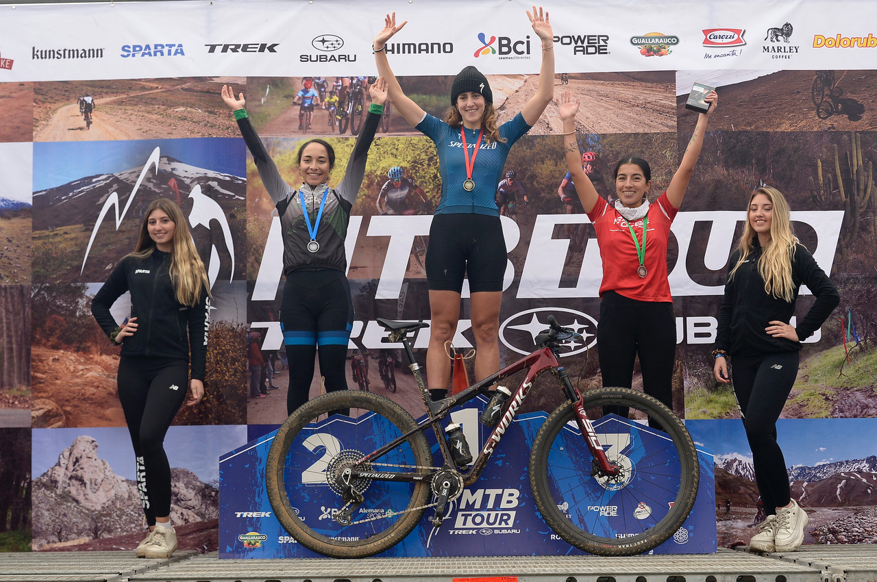 Sebastián Gesche y Catalina Vidaurre brillaron en el Mountain Bike Tour en Casablanca
