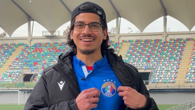 Audax Italiano regaló un año de abono a hincha que celebró en Plaza Italia el triunfo contra Santos