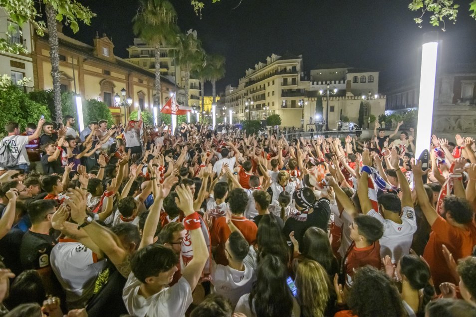 Hinchas de Sevilla festejaron con euforia en la Puerta de Jerez tras conquistar la Europa League