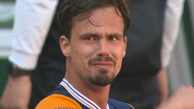 Daniel Altmaier rompió en llanto tras ganar “un maratón” a Jannik Sinner en Roland Garros