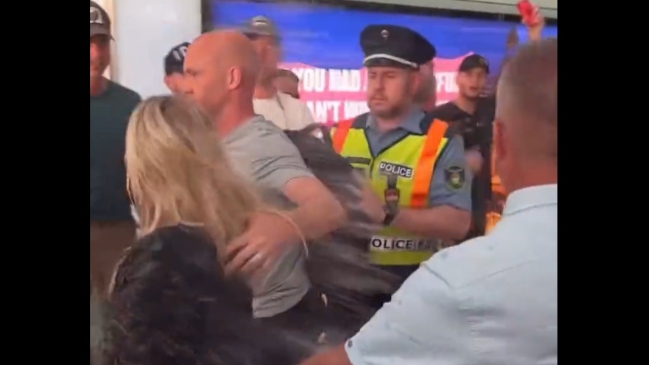 Insultaron e intentaron agredir al árbitro de final de la Europa League en aeropuerto de Budapest