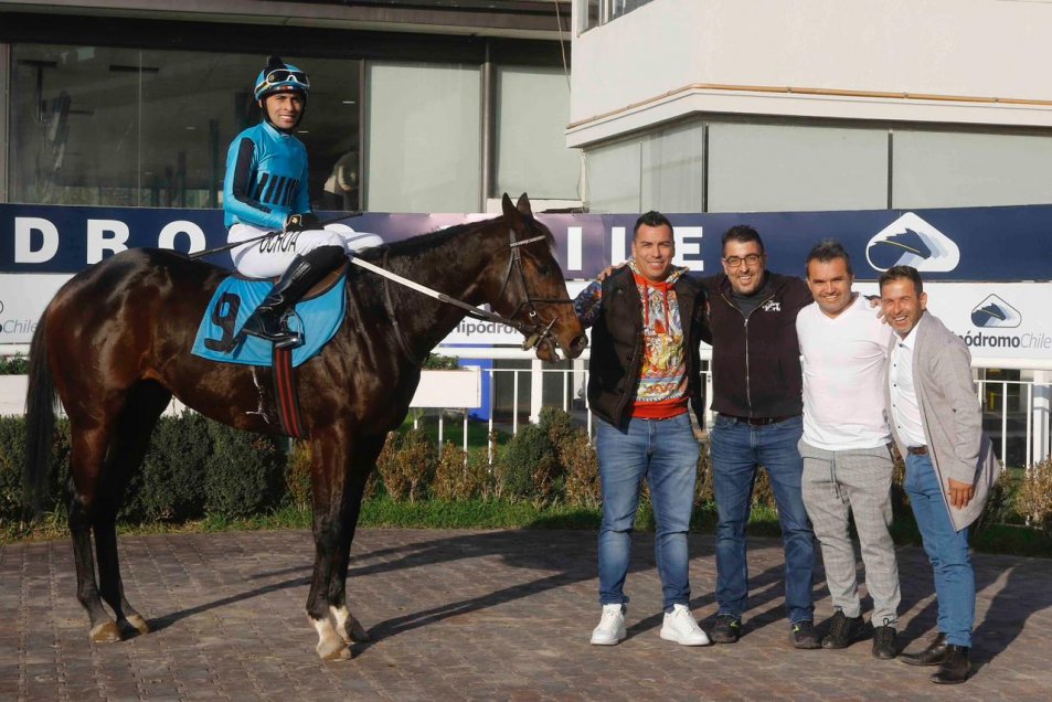 Caballo de Esteban Paredes y Leonardo Monje ganó importante carrera en el Hipódromo Chile