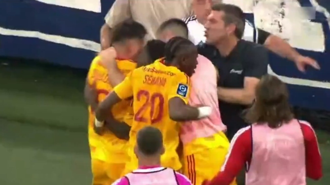 ¡Escándalo en Francia! Partido fue suspendido por agresión de un hincha a un futbolista