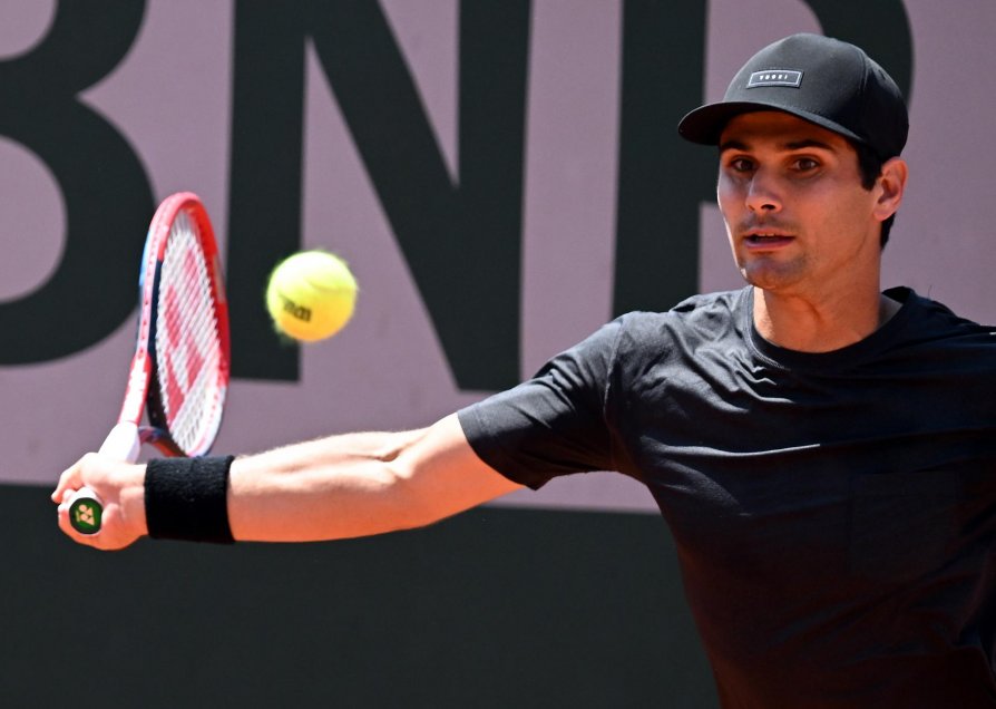 Jarry firmó su octava victoria consecutiva y avanzó a la segunda semana en Roland Garros