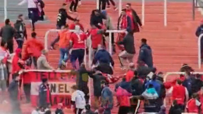 Barristas de Independiente golpearon al dueño de un auspiciador del club durante partido