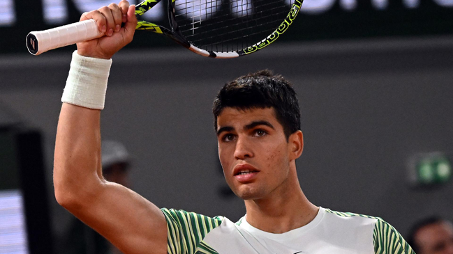 Alcaraz venció a Tsitsipas y chocará ante Djokovic por el paso a la final de Roland Garros