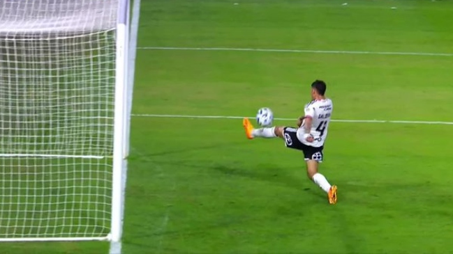 Alan Saldivia la sacó prácticamente de la línea y salvó a Colo Colo ante Boca Juniors