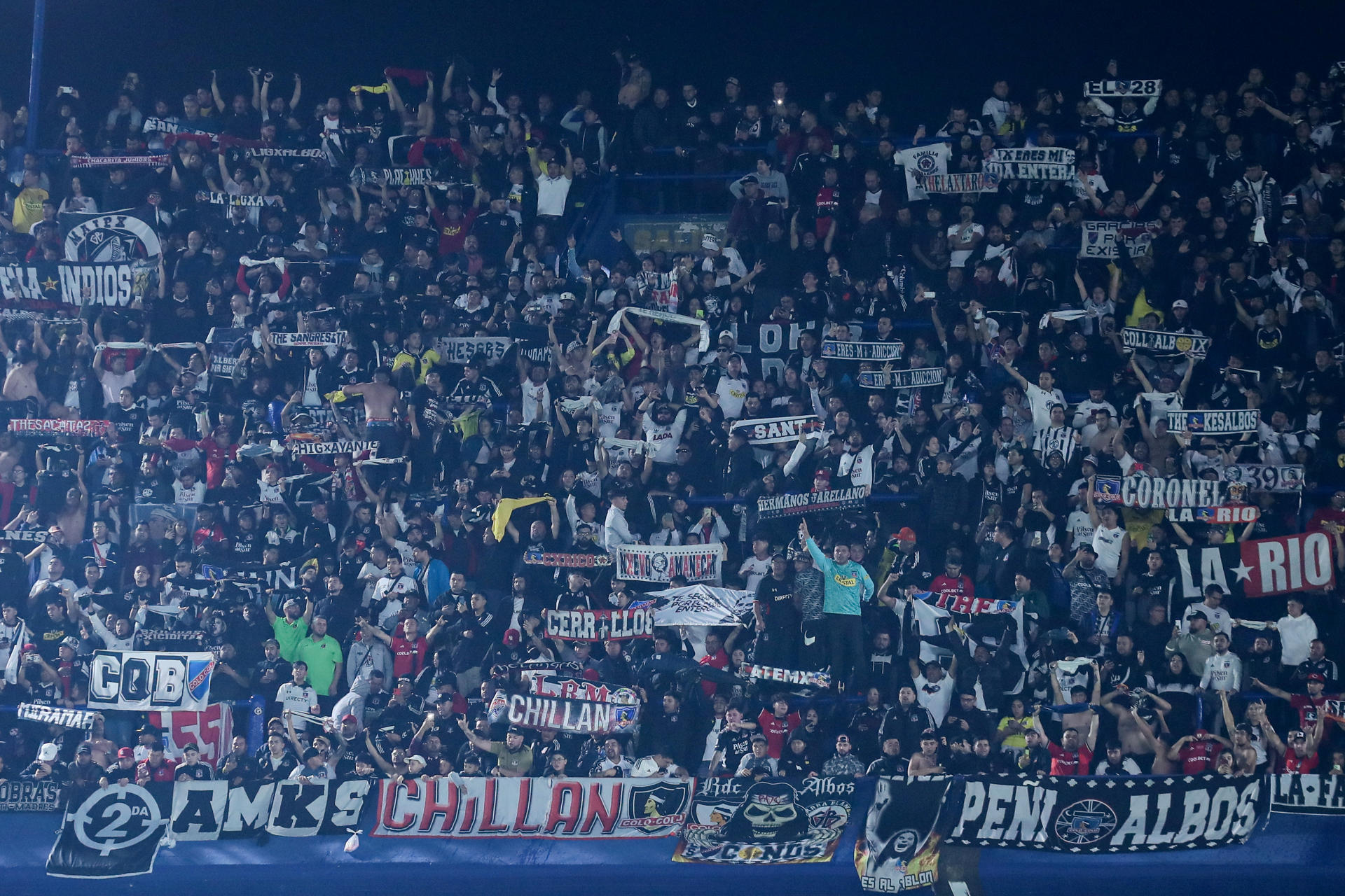 Mal: Hinchas de Colo Colo provocaron en La Bombonera rompiendo billetes argentinos