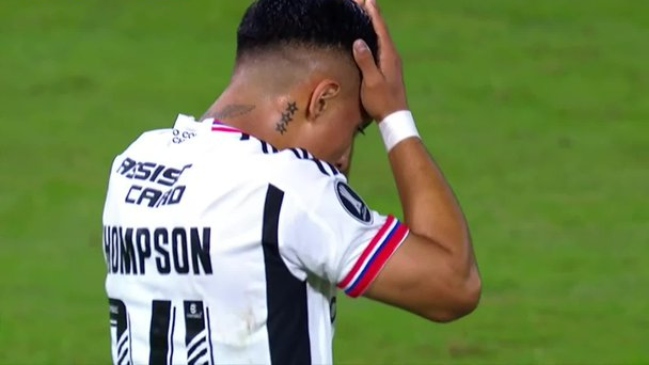 Jordhy Thompson falló una inmejorable ocasión de empate para Colo Colo ante Boca