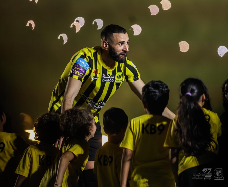 Locura de los fanáticos: La concurrida presentación de Benzema como nuevo jugador de Al Ittihad