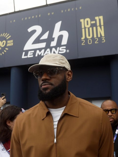 LeBron James realizó el banderazo inicial de las 24 Horas de Le Mans