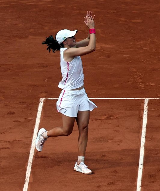 La celebración de Iga Swiatek tras retener el trofeo “Suzanne Lenglen” de Roland Garros