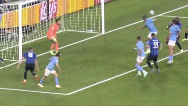 [VIDEO] Ederson realizó increíble tapada tras cabezazo de Lukaku