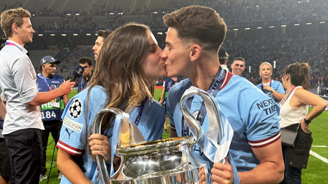 Julián Álvarez festejó con su novia y repasó su primer año en el City: Fue una temporada magnífica