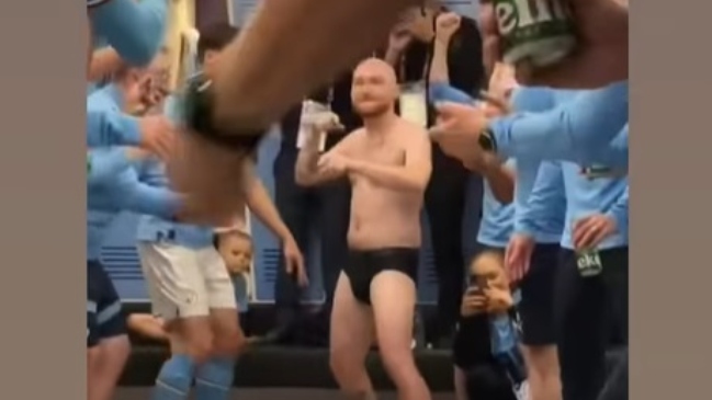 ¡No podía faltar! La clásica celebración de utilero en el vestuario de Manchester City