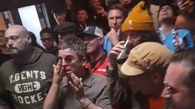 Lloró y cantó con hinchas: Así celebró Noel Gallagher el título del City en la Champions