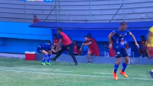 [VIDEO] DT César Farías se descontroló y agredió a dos jugadores rivales