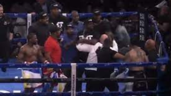 [Video] Pelea de Mayweather terminó en monumental trifulca con invasión al ring