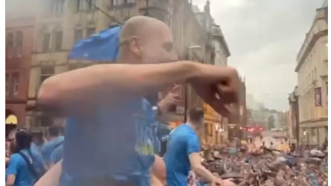Pep Guardiola animó a los hinchas en la caravana del City por Manchester
