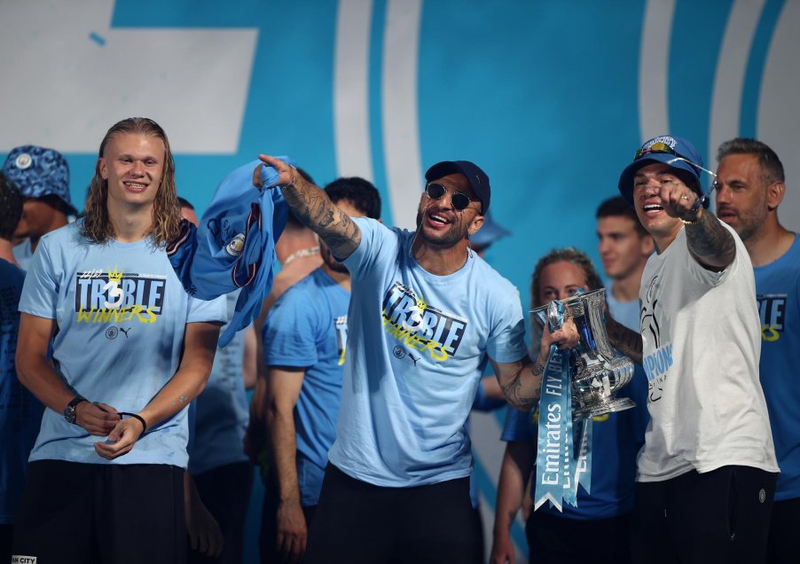 La fiesta que montó Manchester City en su regreso a Inglaterra