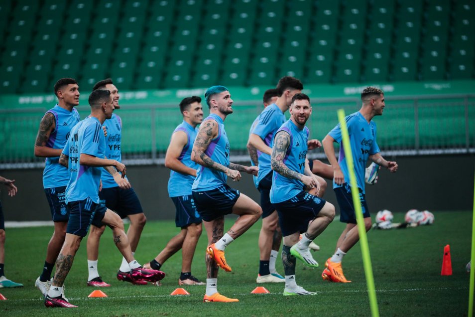 Lionel Messi comandó la práctica de Argentina en la previa de jugar ante Australia