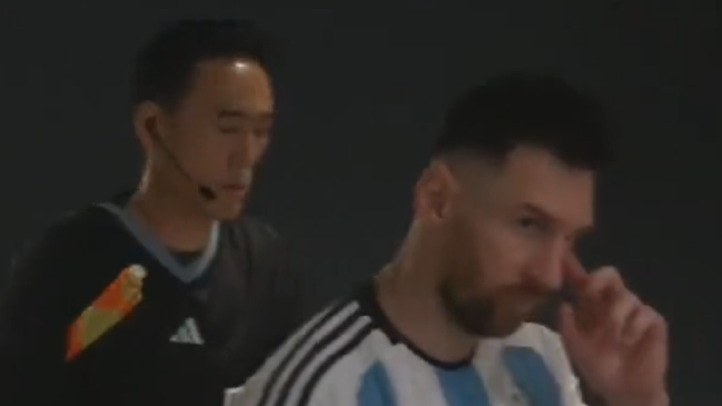 Arbitro asistente le pidió un autógrafo a Messi en el entretiempo del Argentina-Australia
