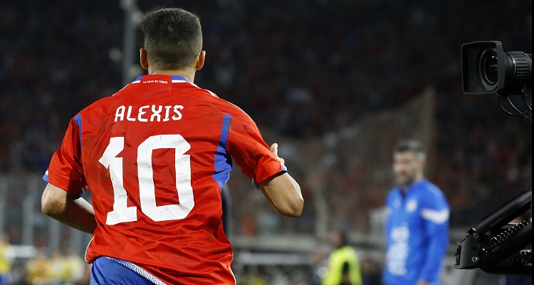 Alexis Sánchez y Bereton aparecen fijos en el ataque de la Roja