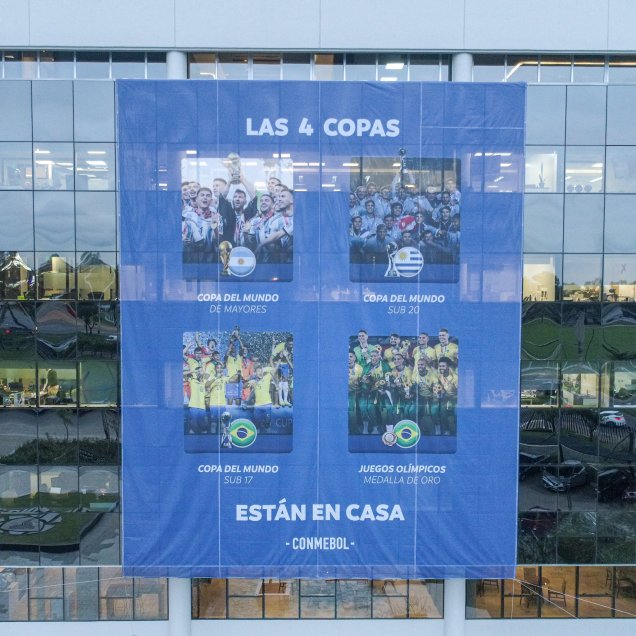 Conmebol desplegó con orgullo enorme lienzo en su sede: “Las cuatro copas están en casa”
