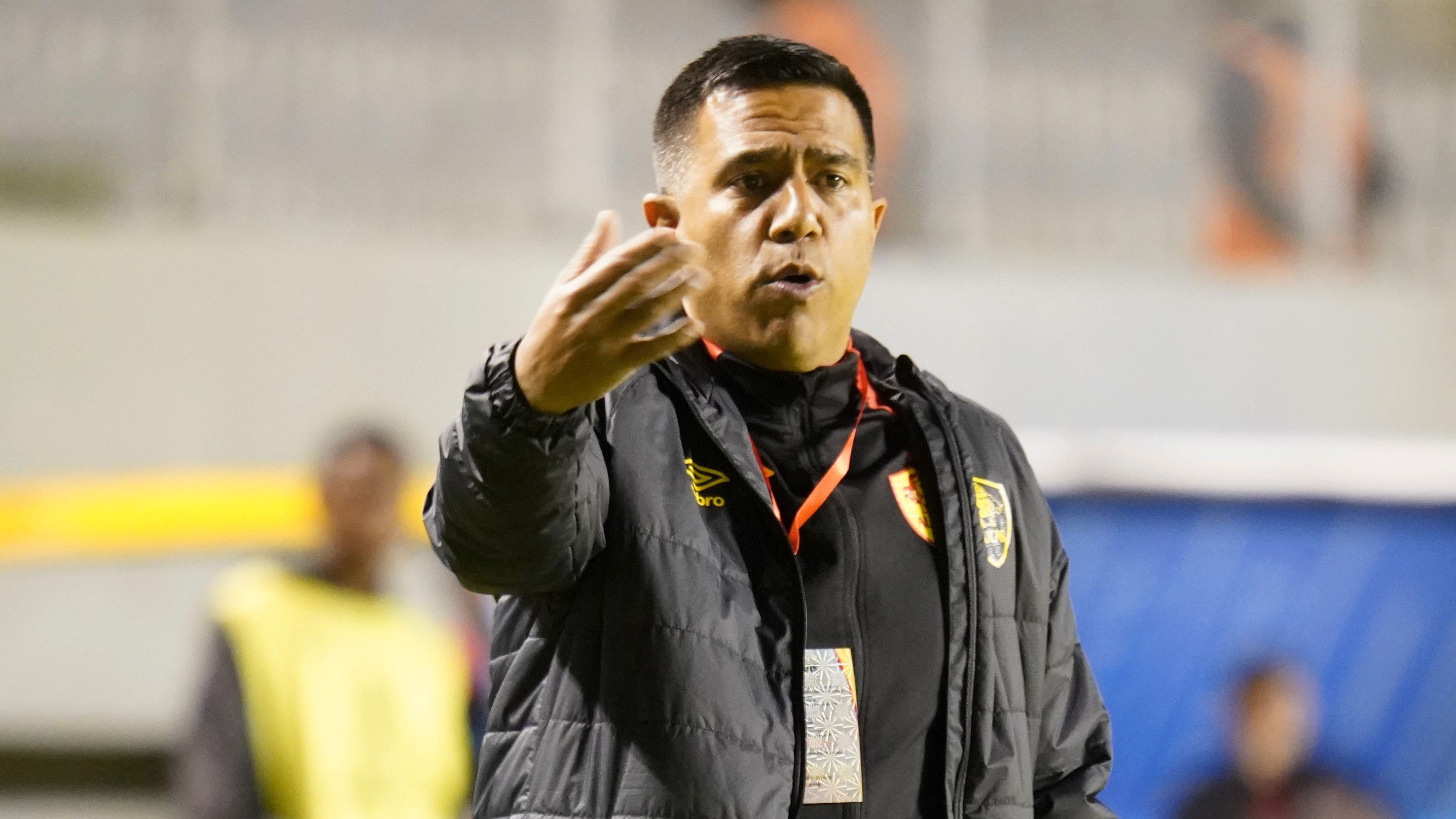 César Farías fue desvinculado de Aucas en Ecuador tras su agresión a dos jugadores rivales