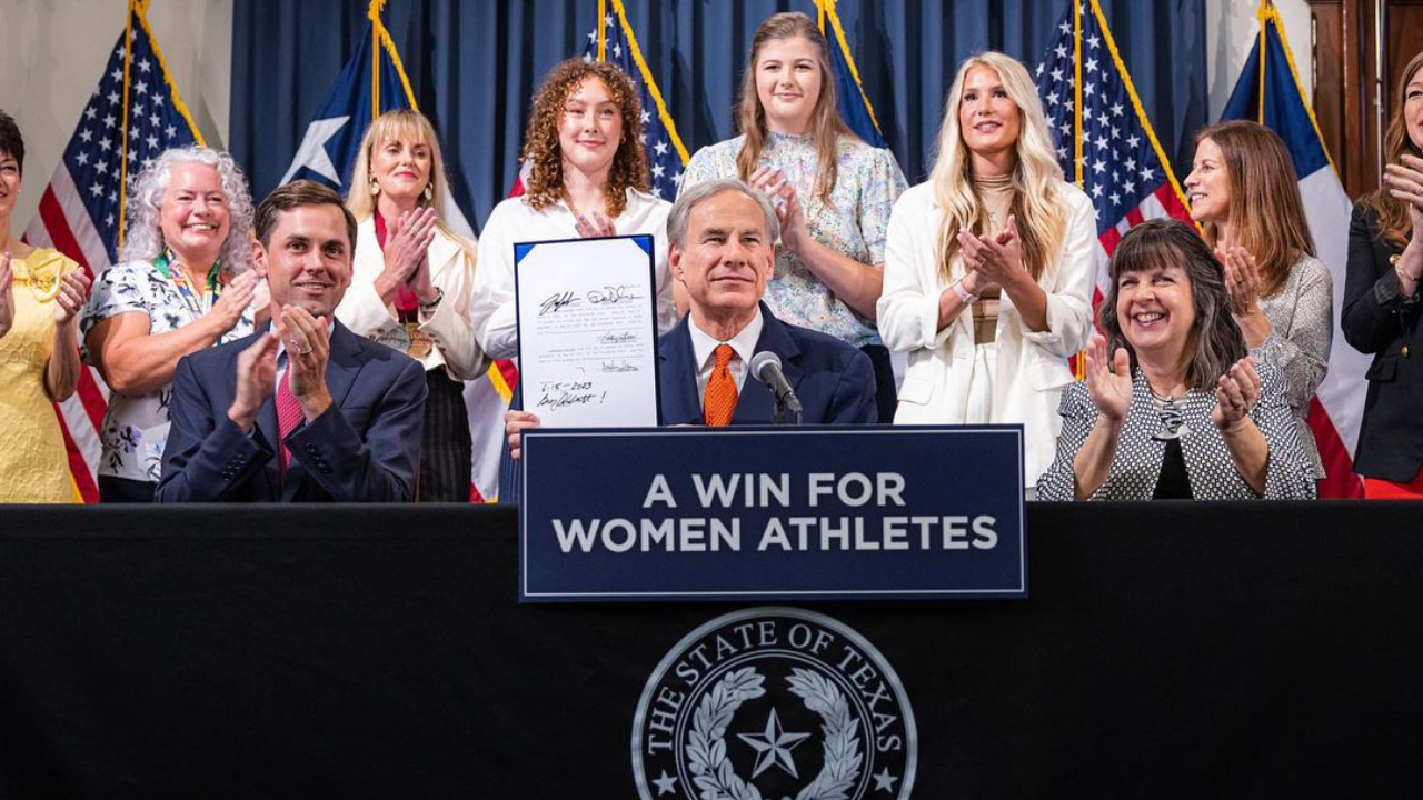 Texas prohibió a las universitarias trans participar en deportes de mujeres