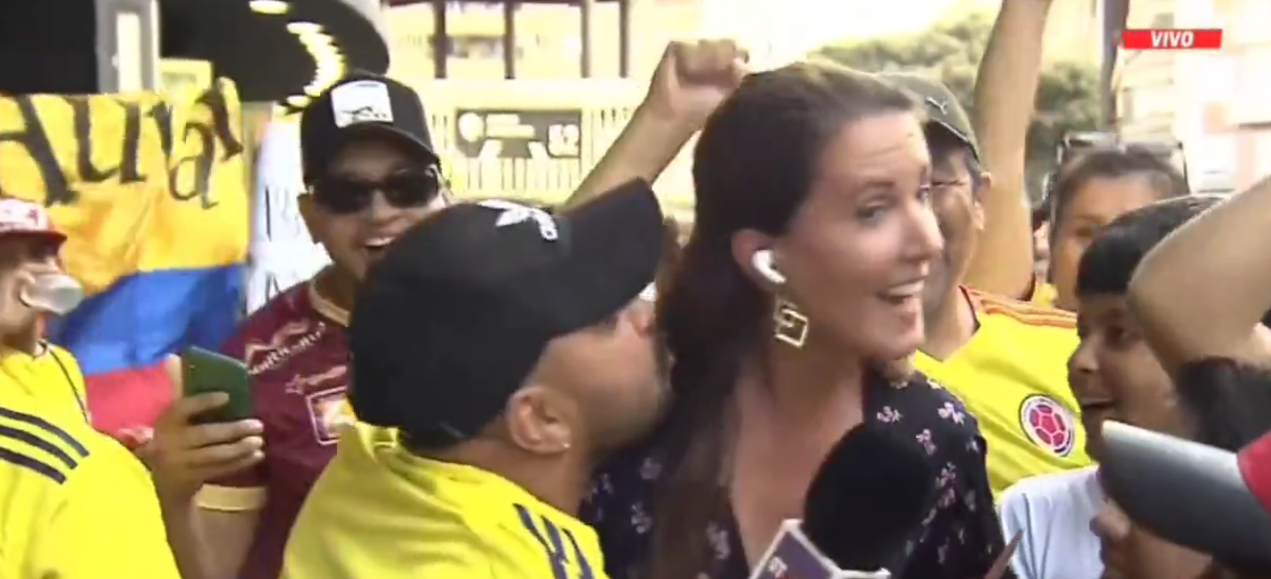 [VIDEO] ¡Impresentable! Hincha colombiano trató de besar a periodista de ESPN en España